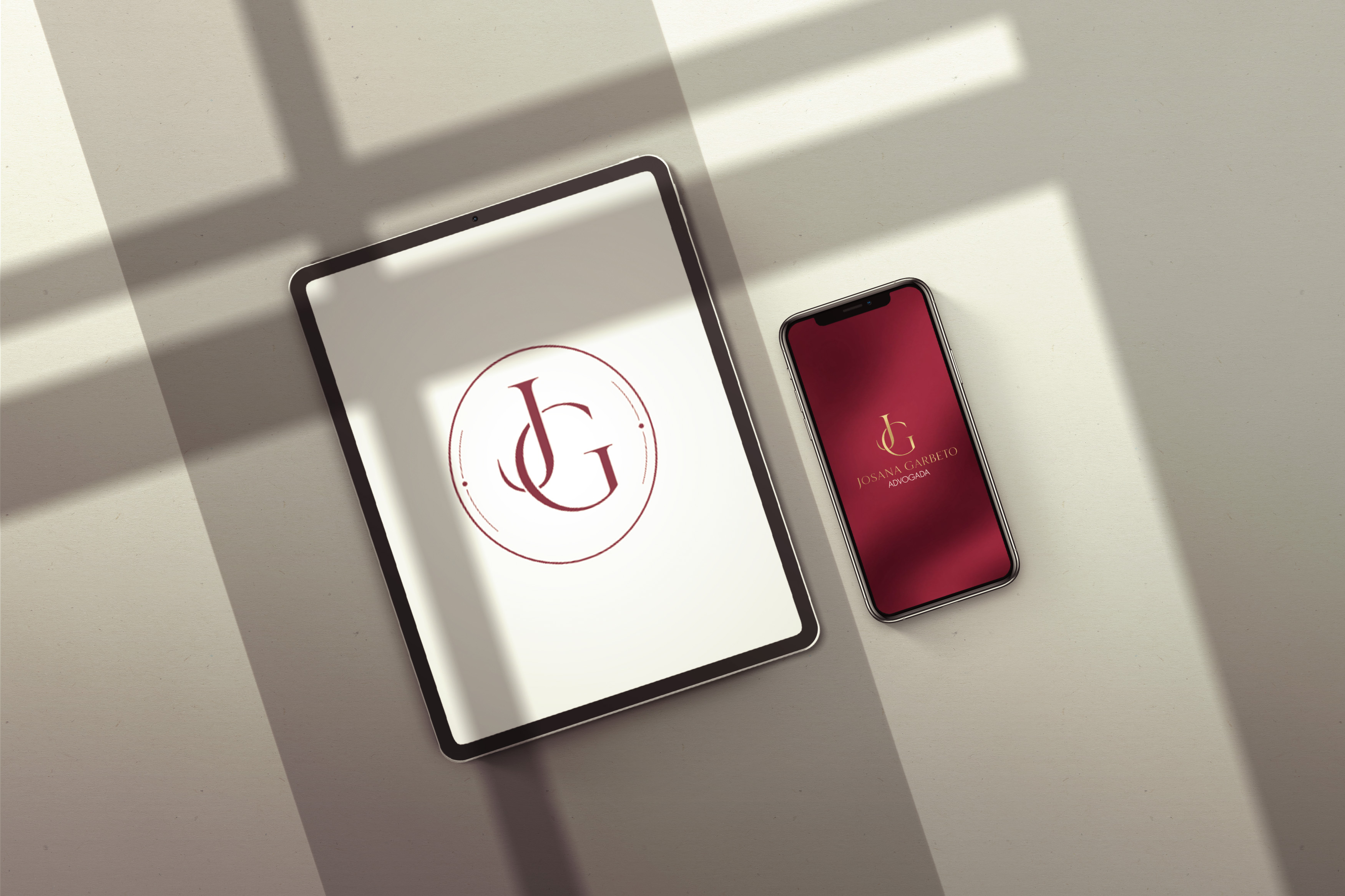 Marca Josana Garbeto aplicada em tablet e smartphone