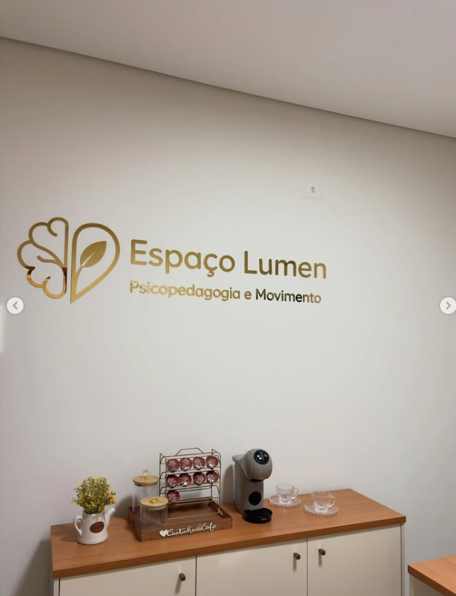 Logotipo Espaço Lumen aplicado na parede